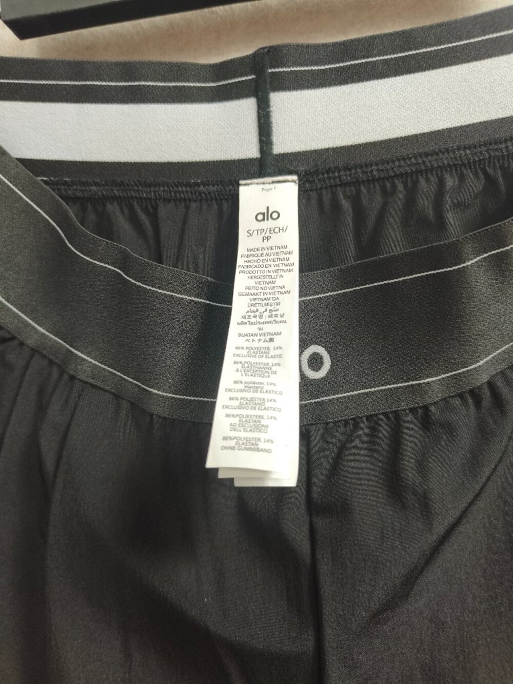 Alo Yoga Black Suit Up TrouseršMinimal Everyday Essential Pants (Regular)š - Picture 7 of 8